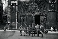 Французские солдаты знакомят англичан с достопримечательностями Парижа 25 сентября 1939 РГАКФД